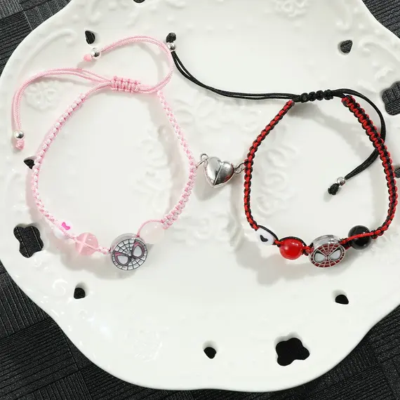 The Spider-Man couple bracelet for Valentine's Day is an adjustable gift suitable for daily wear.